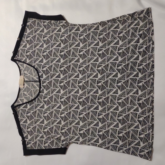 Diana Belle Tops - DIANA BELLE Black & White Triangle Print Blouse